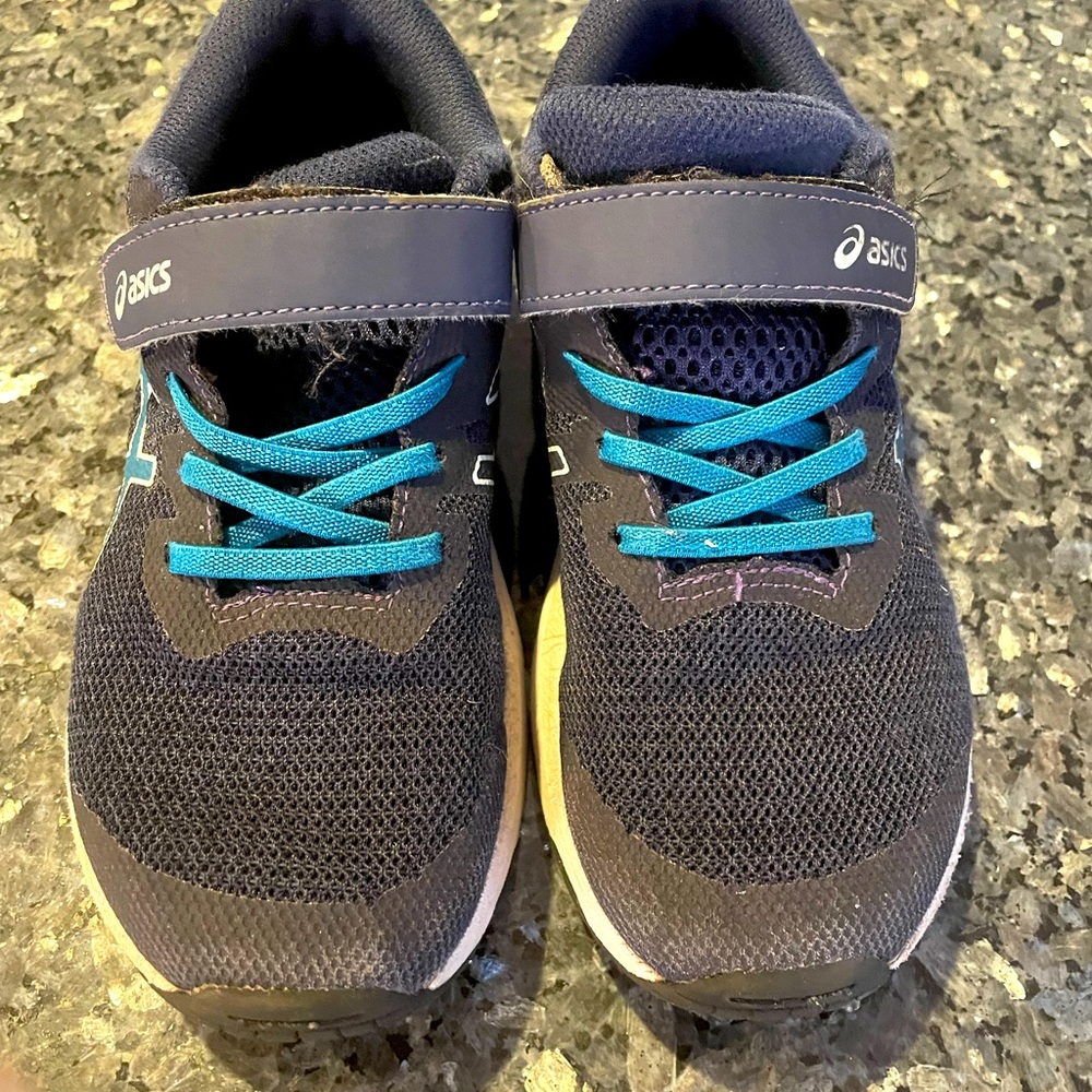 ASICS Little kid Size 2 -Good Condition